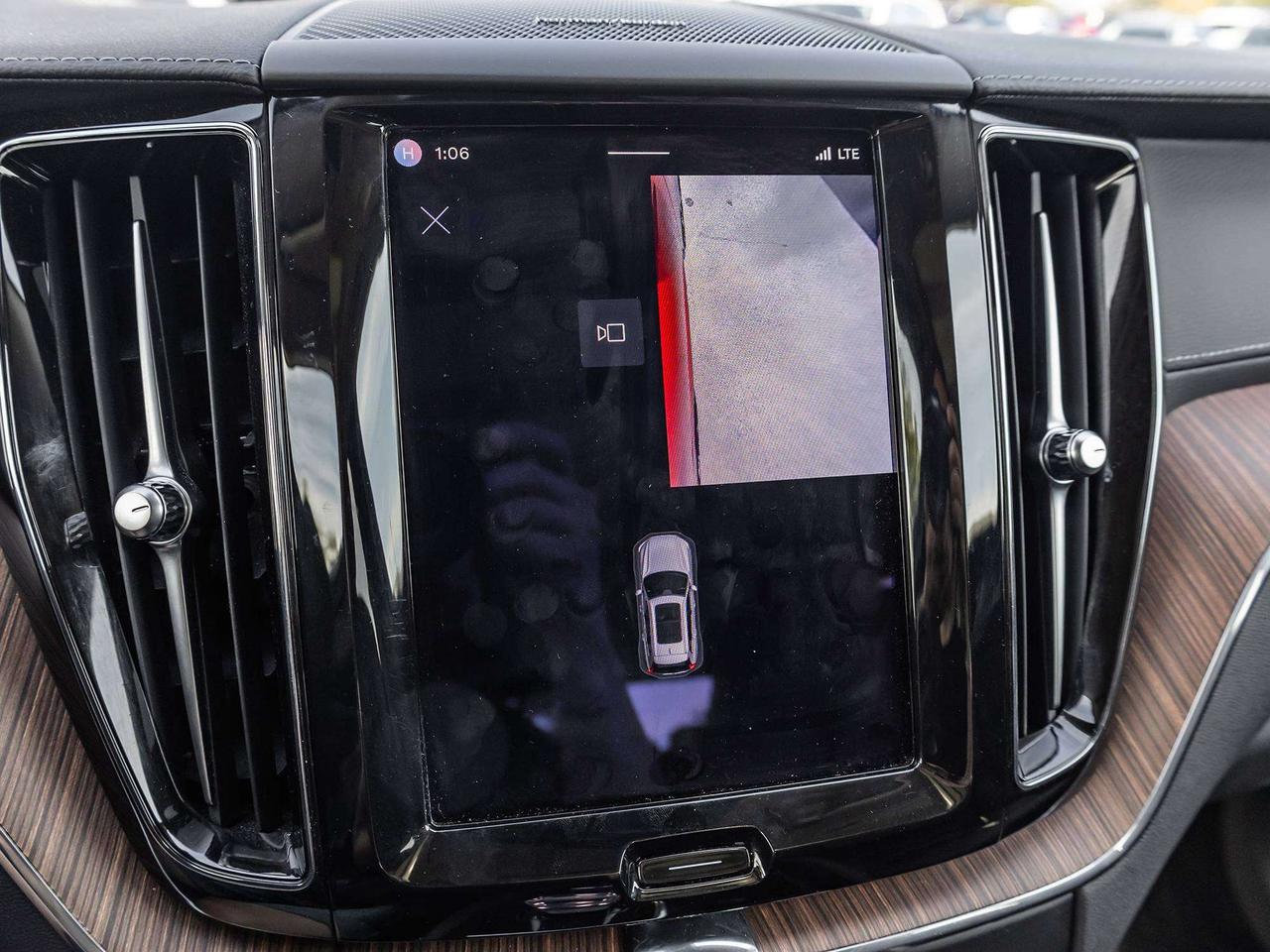 2024 Volvo XC60 ULTIMATE DARK THEME  ROOF Photo