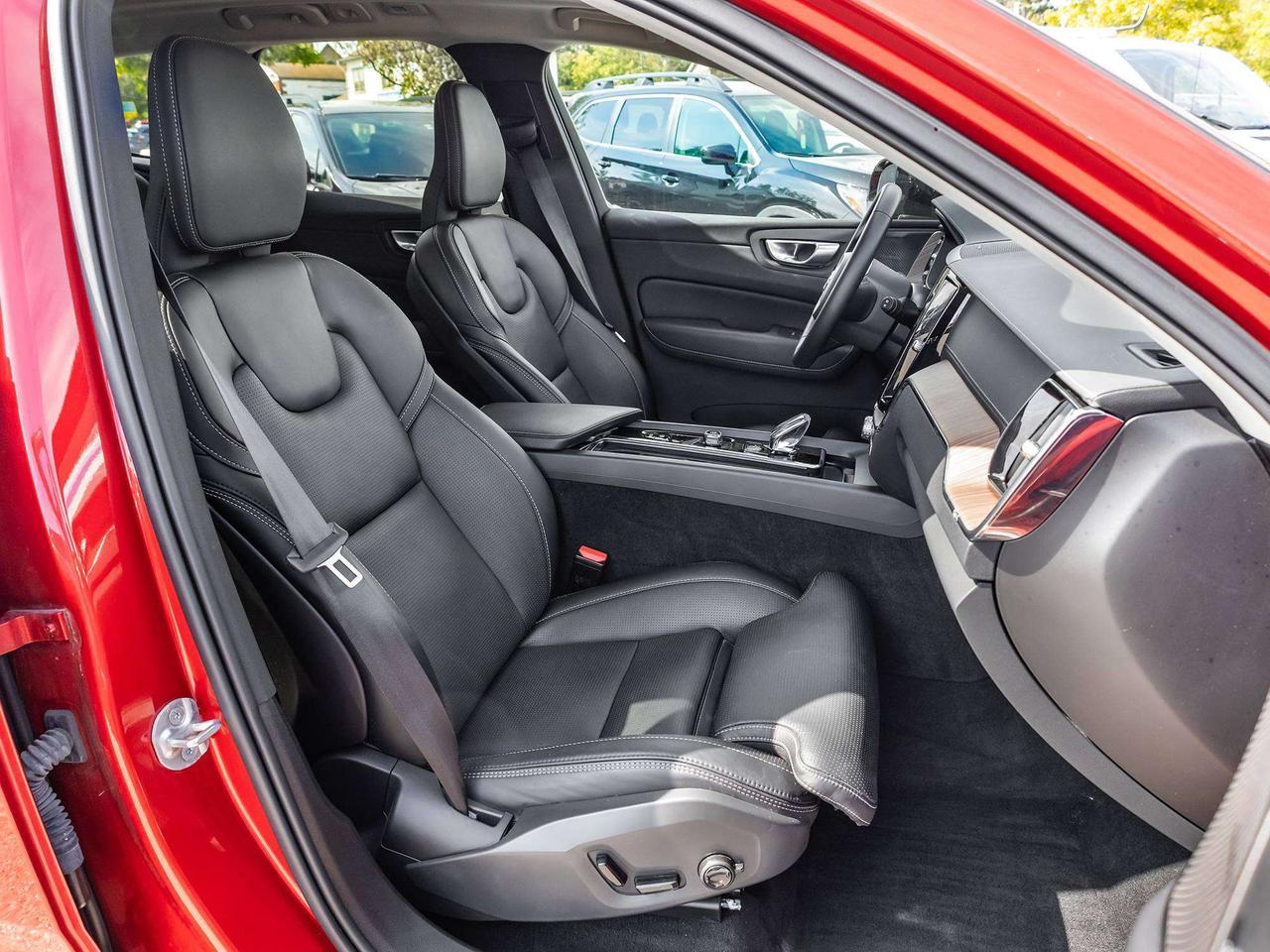 2024 Volvo XC60 ULTIMATE DARK THEME  ROOF Photo