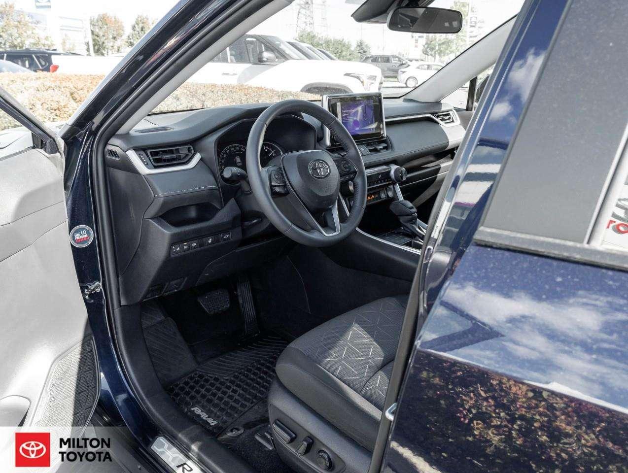 2025 Toyota RAV4 POWER SEAT SUNROOF HEATED STEERING CARPLAYONE OWNER XLE Photo