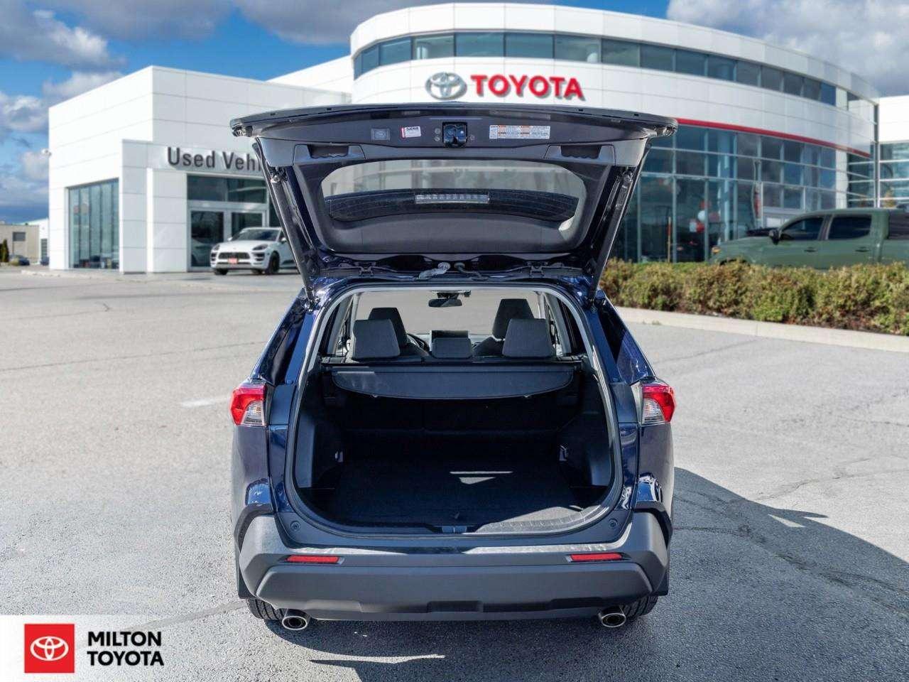 2025 Toyota RAV4 POWER SEAT SUNROOF HEATED STEERING CARPLAYONE OWNER XLE Photo
