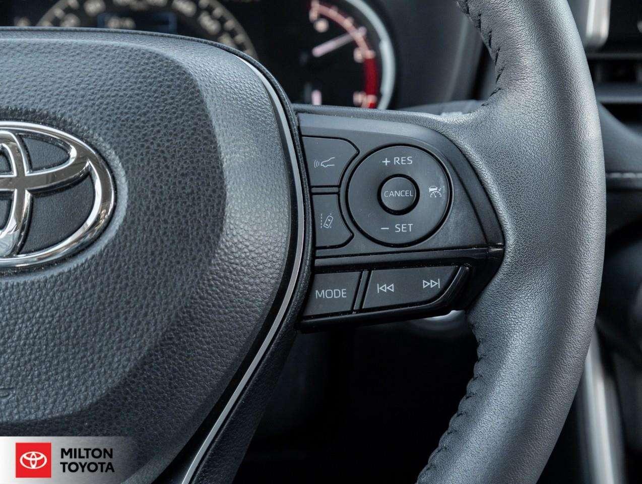 2025 Toyota RAV4 POWER SEAT SUNROOF HEATED STEERING CARPLAYONE OWNER XLE Photo