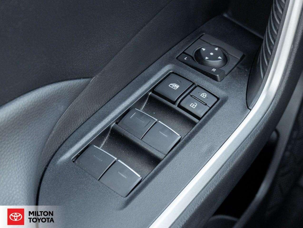 2025 Toyota RAV4 POWER SEAT SUNROOF HEATED STEERING CARPLAYONE OWNER XLE Photo