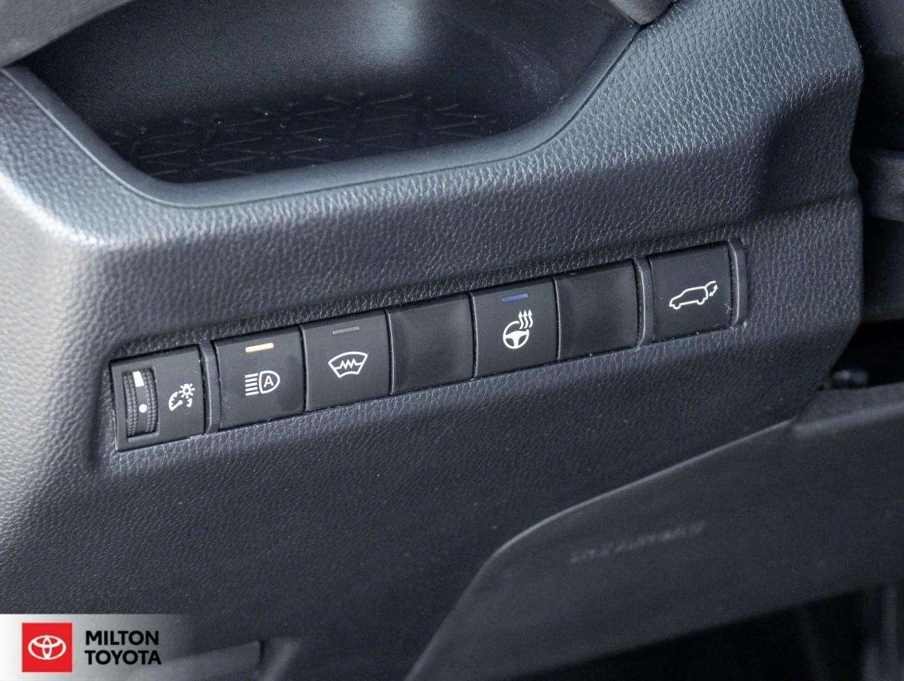 2025 Toyota RAV4 POWER SEAT SUNROOF HEATED STEERING CARPLAYONE OWNER XLE Photo