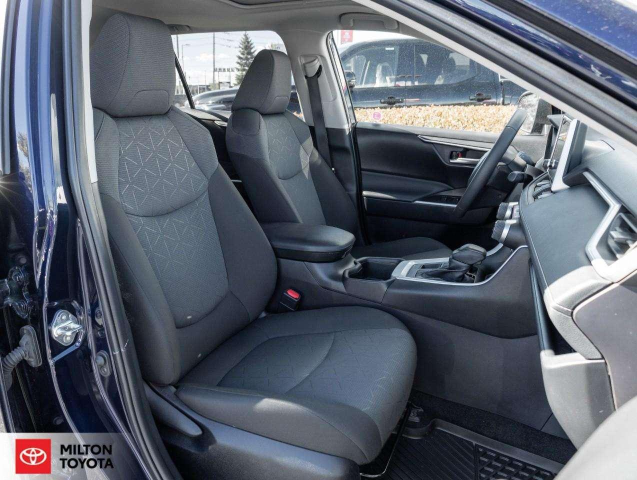 2025 Toyota RAV4 POWER SEAT SUNROOF HEATED STEERING CARPLAYONE OWNER XLE Photo