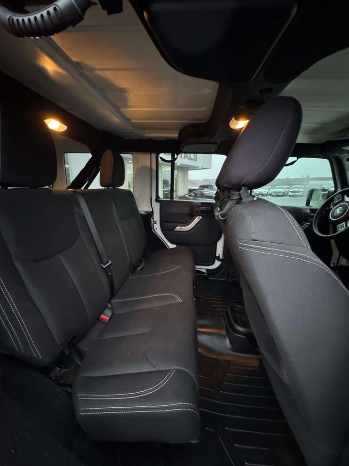 2016 Jeep Wrangler 4WD 4DR SAHARA Photo