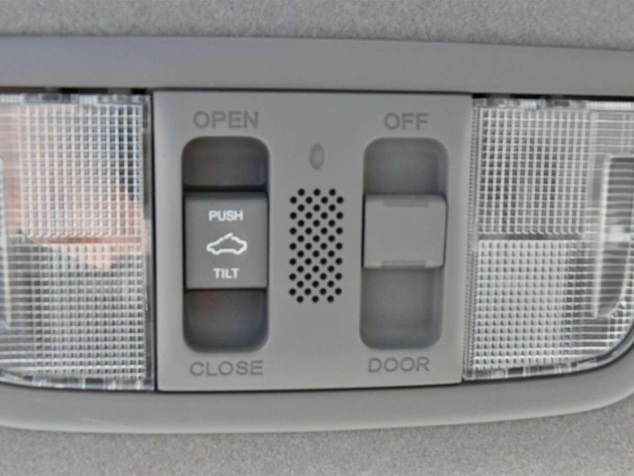 2012 Honda Civic MANUAL TRANSMISSION, FUEL SAVER, GREAT SHAPE Photo