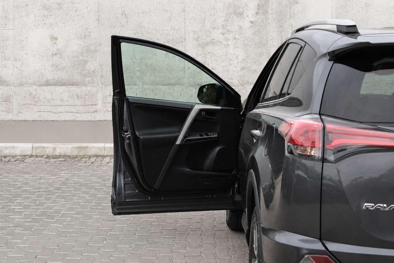 2018 Toyota RAV4 LE  AppleCarPlay ReverseCamera HtdSeats Photo