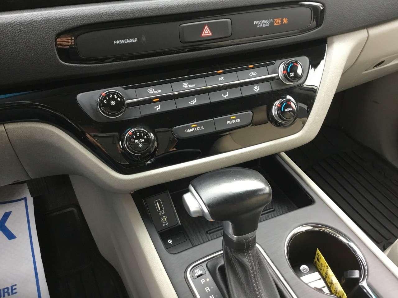 2020 Kia Sedona LX Photo