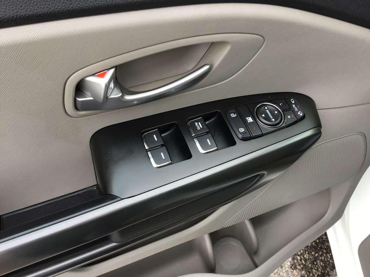 2020 Kia Sedona LX Photo