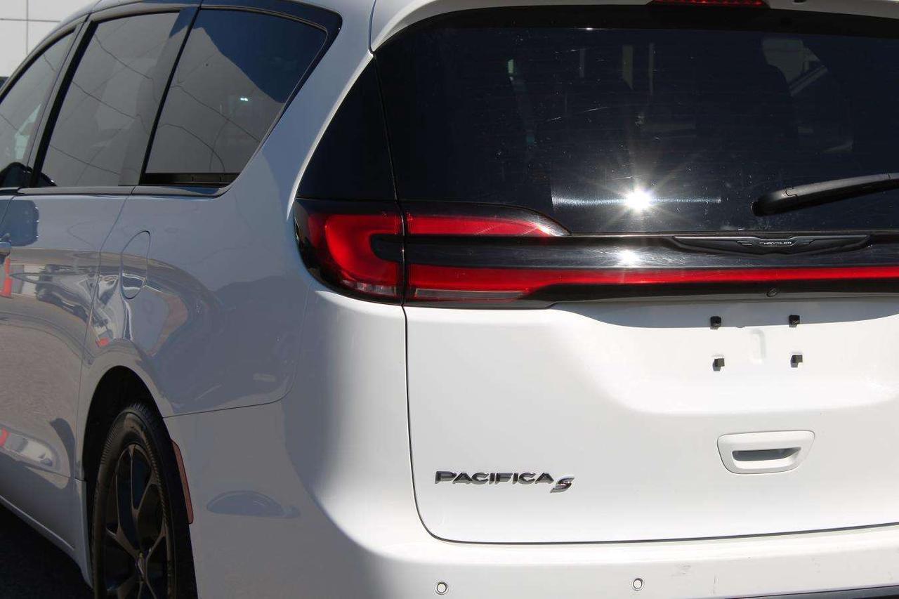 2025 Chrysler Pacifica Limited  SiriusXM Gps Moonroof ReverseCamera Parki Photo