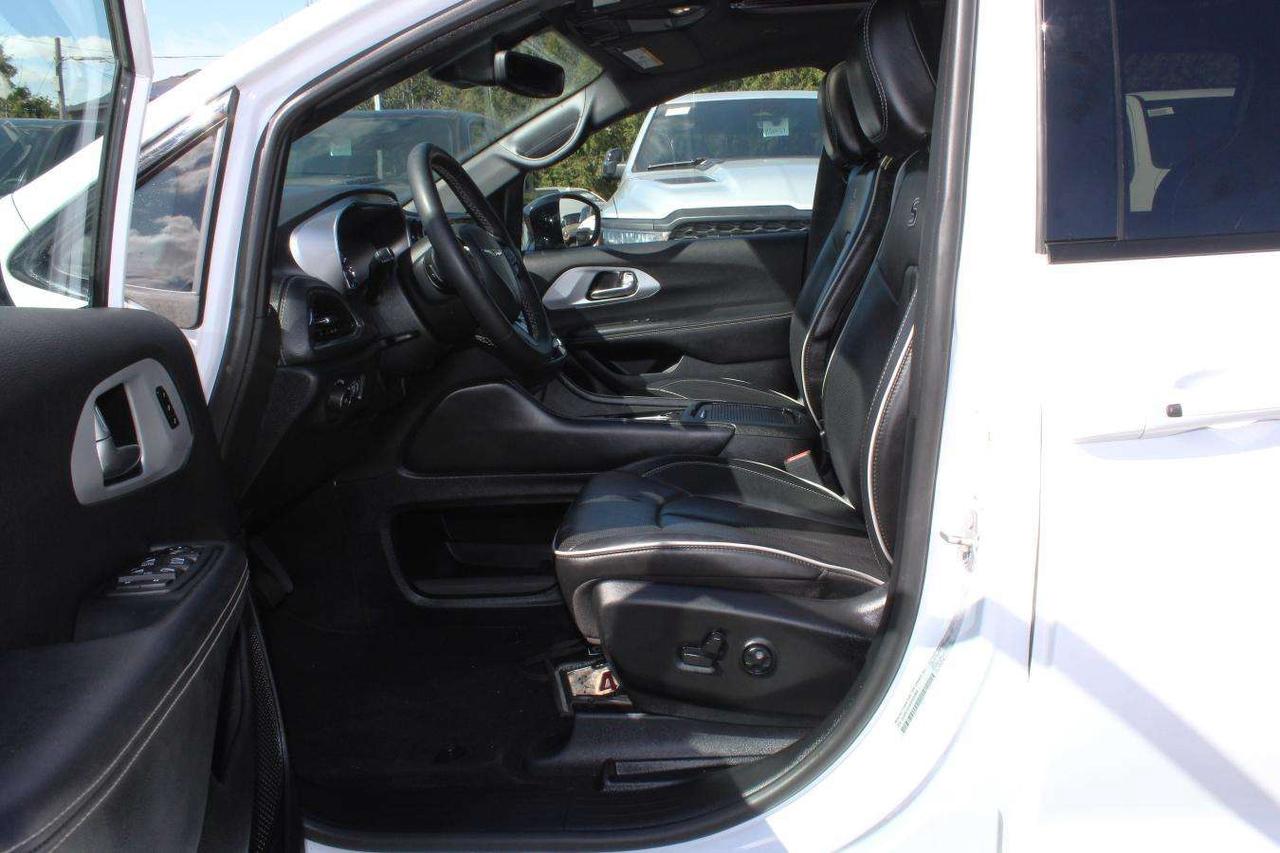 2025 Chrysler Pacifica Limited  SiriusXM Gps Moonroof ReverseCamera Parki Photo