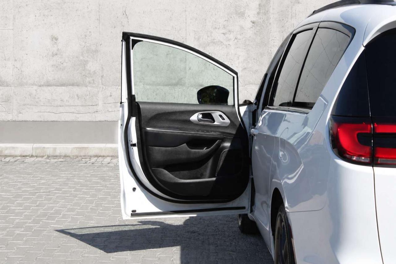 2025 Chrysler Pacifica Limited  SiriusXM Gps Moonroof ReverseCamera Parki Photo