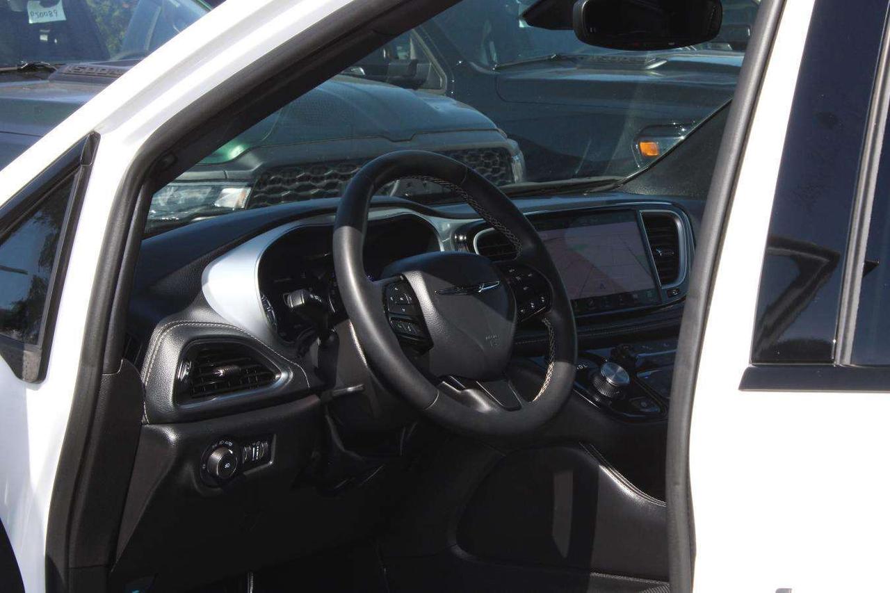 2025 Chrysler Pacifica Limited  SiriusXM Gps Moonroof ReverseCamera Parki Photo