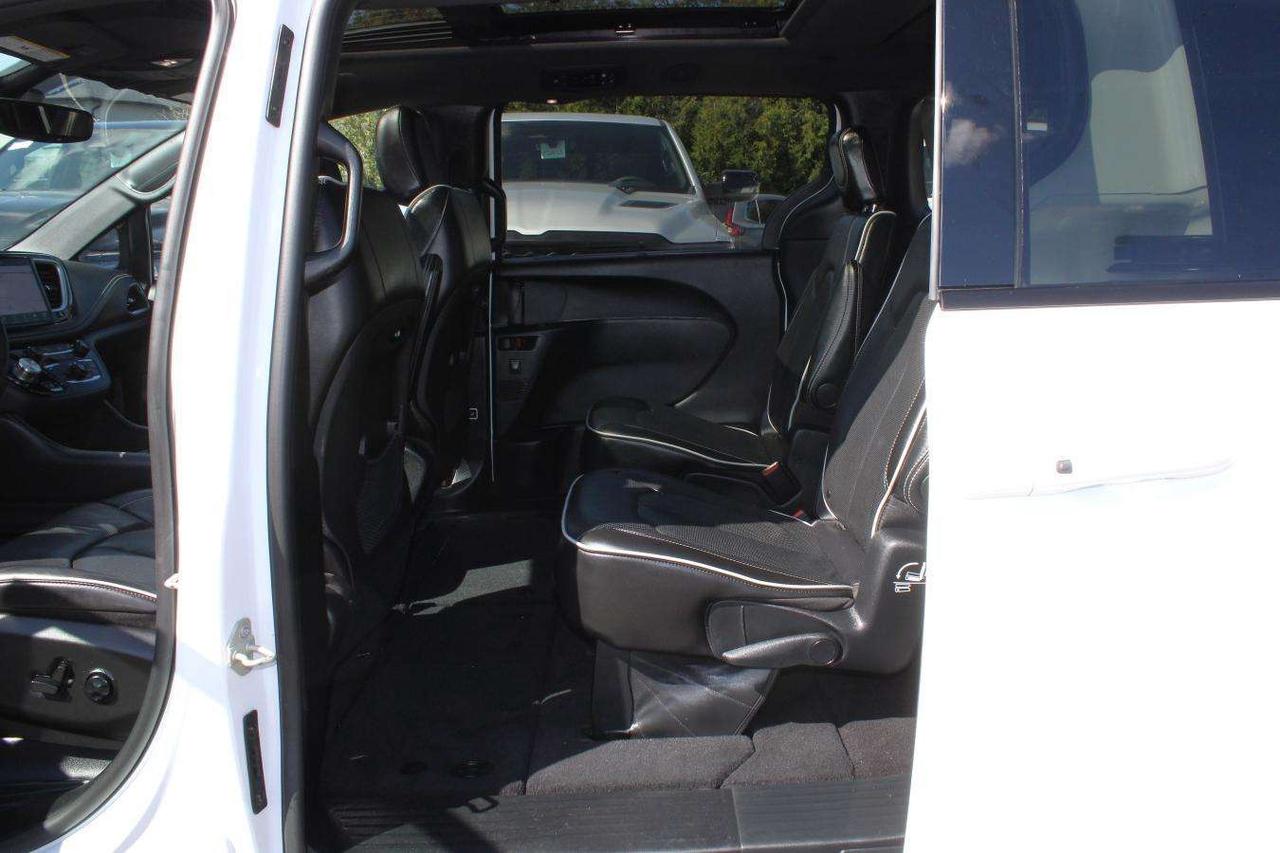 2025 Chrysler Pacifica Limited  SiriusXM Gps Moonroof ReverseCamera Parki Photo