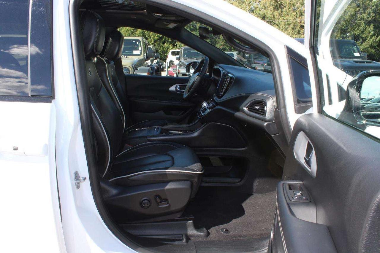 2025 Chrysler Pacifica Limited  SiriusXM Gps Moonroof ReverseCamera Parki Photo