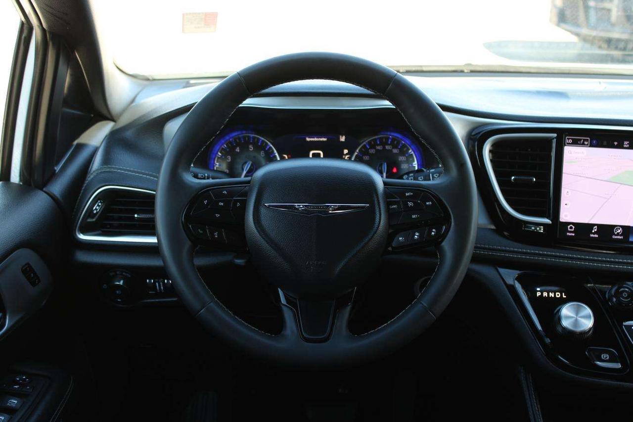 2025 Chrysler Pacifica Limited  SiriusXM Gps Moonroof ReverseCamera Parki Photo