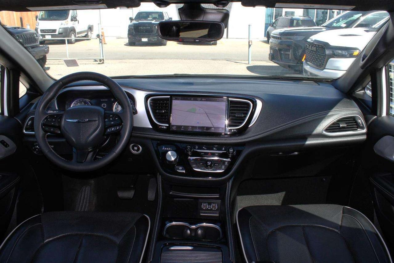 2025 Chrysler Pacifica Limited  SiriusXM Gps Moonroof ReverseCamera Parki Photo