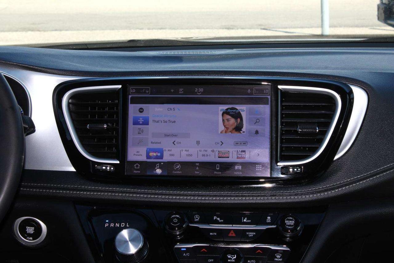 2025 Chrysler Pacifica Limited  SiriusXM Gps Moonroof ReverseCamera Parki Photo