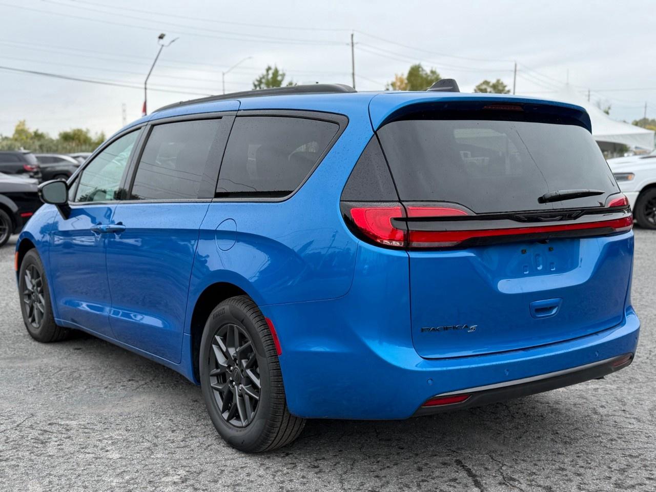 2027 Chrysler Pacifica Select FWD Photo