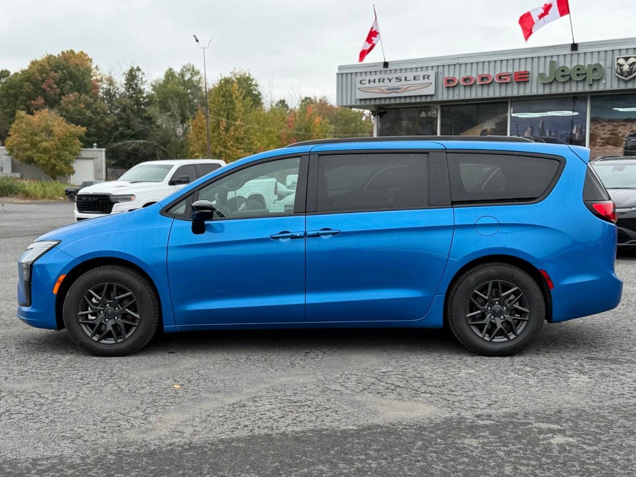 2027 Chrysler Pacifica Select FWD Photo