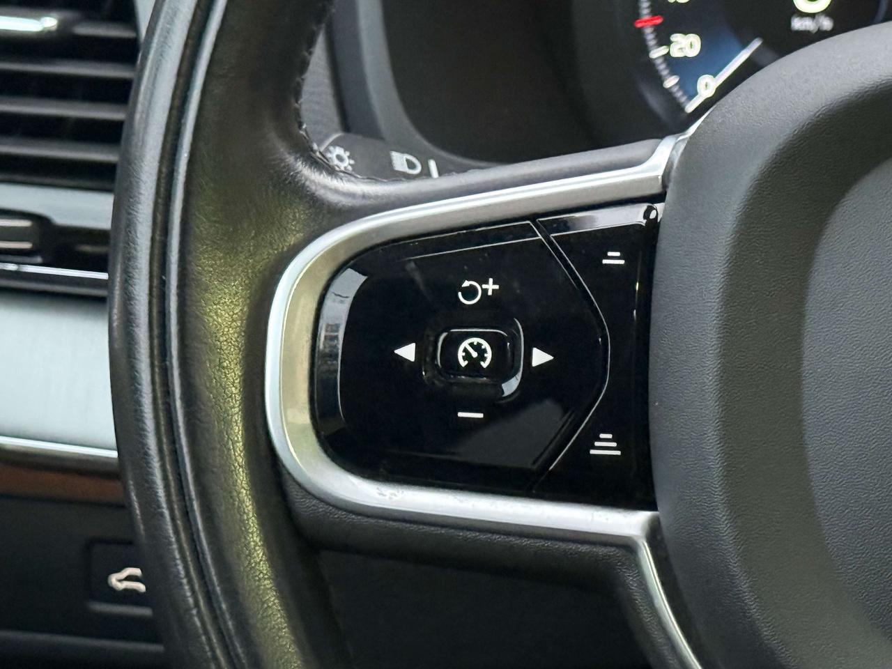 2020 Volvo XC90 Momentum l T6 l AWD l 4Cyl l 7 Passenger l 2.0T l Photo