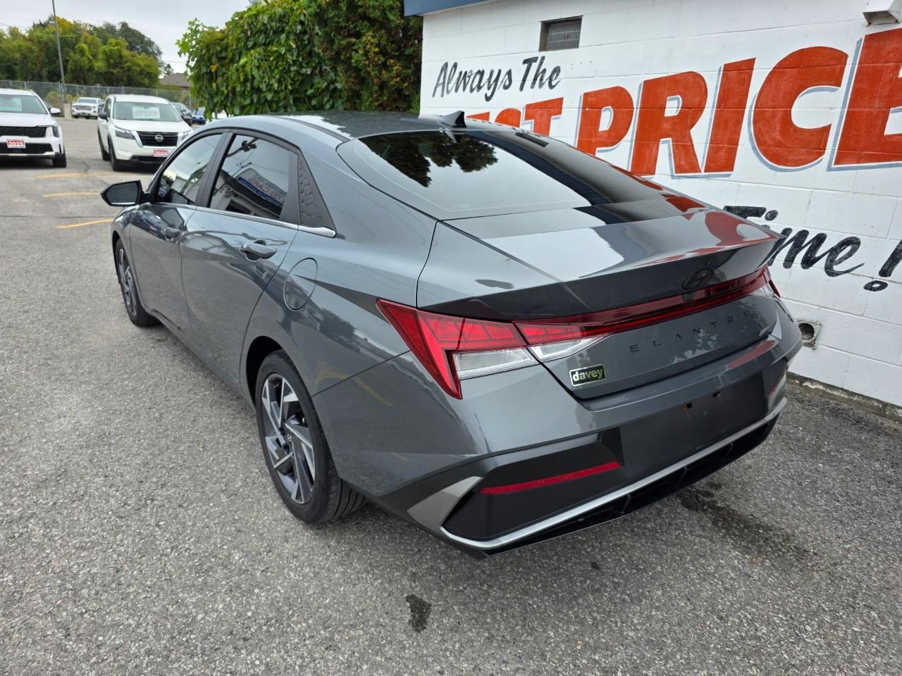 2025 Hyundai Elantra Luxury 4dr Sedan Photo