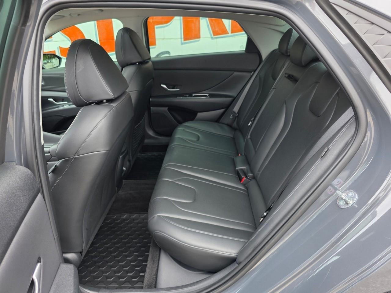 2025 Hyundai Elantra Luxury 4dr Sedan Photo