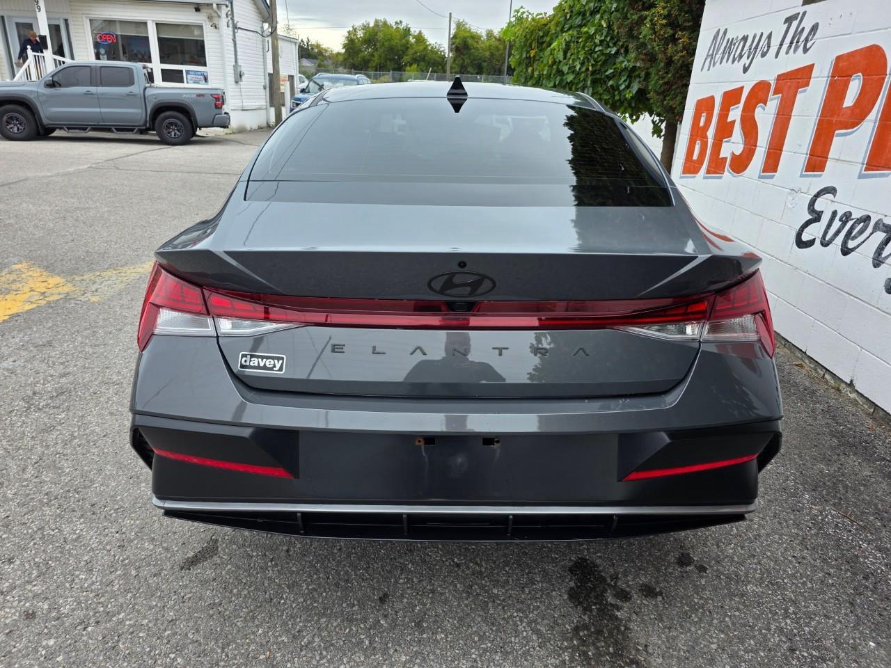 2025 Hyundai Elantra Luxury 4dr Sedan Photo