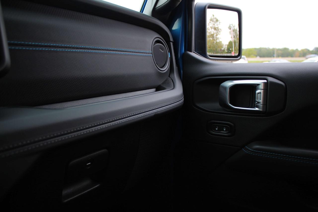 2024 Jeep Wrangler Rubicon X 4 Door 4x4 ONLY 10,000 kilo, 1-Owner Photo