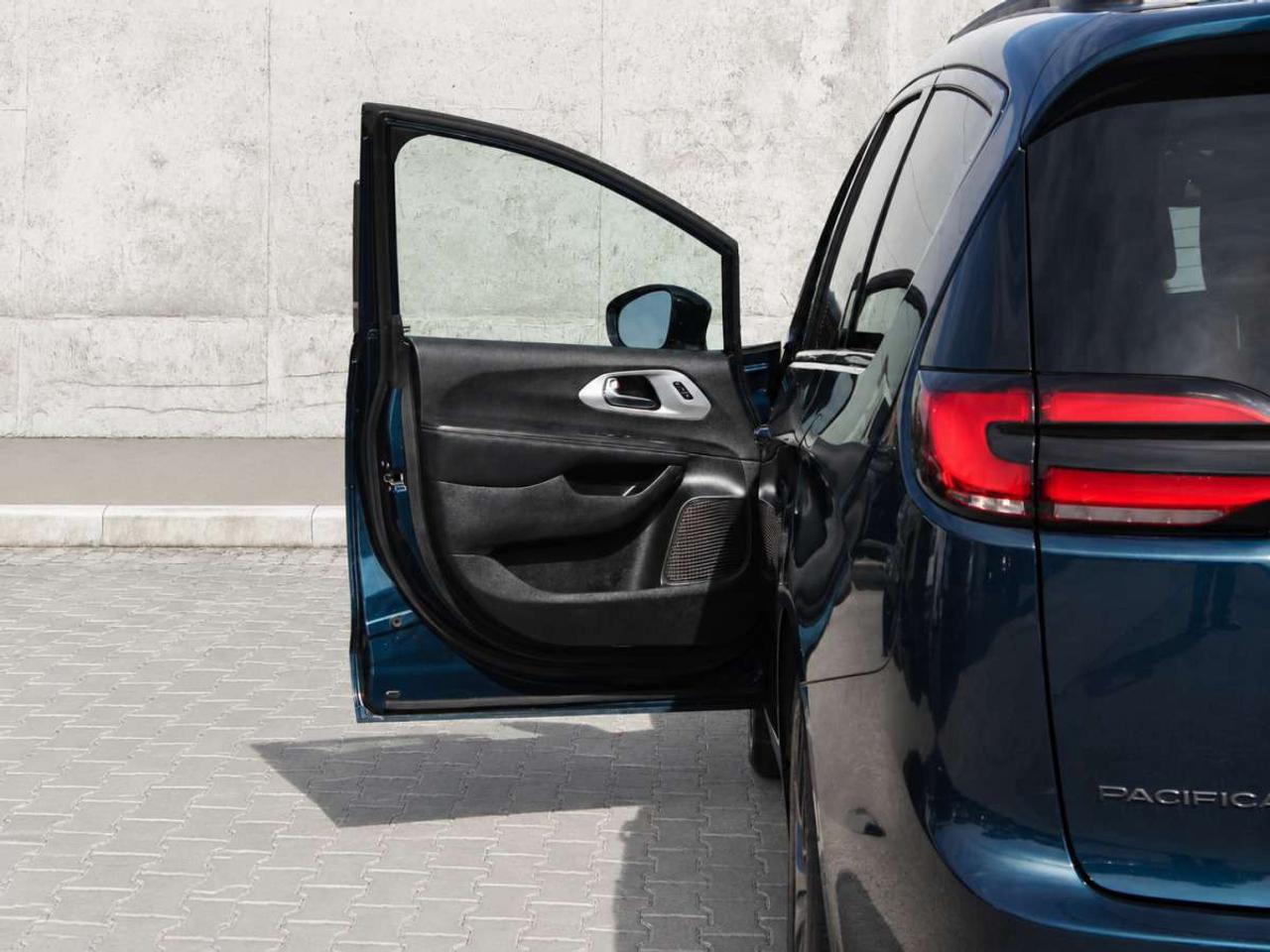2025 Chrysler Pacifica Limited  Gps SiriusXM Moonroof ReverseCamera Parki Photo