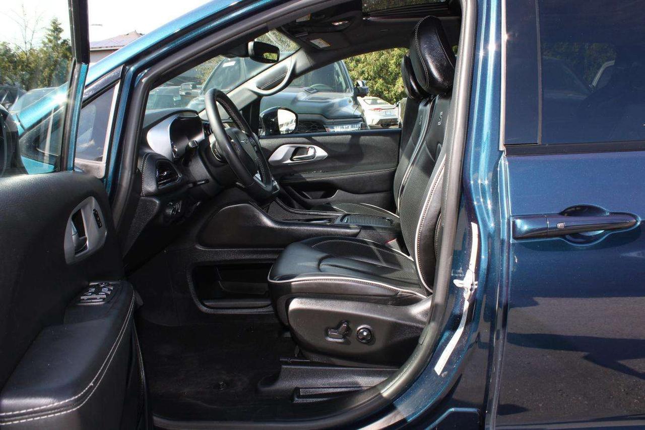 2025 Chrysler Pacifica Limited  Gps SiriusXM Moonroof ReverseCamera Parki Photo