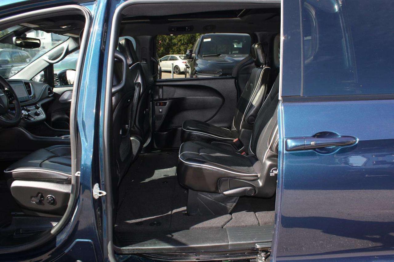 2025 Chrysler Pacifica Limited  Gps SiriusXM Moonroof ReverseCamera Parki Photo