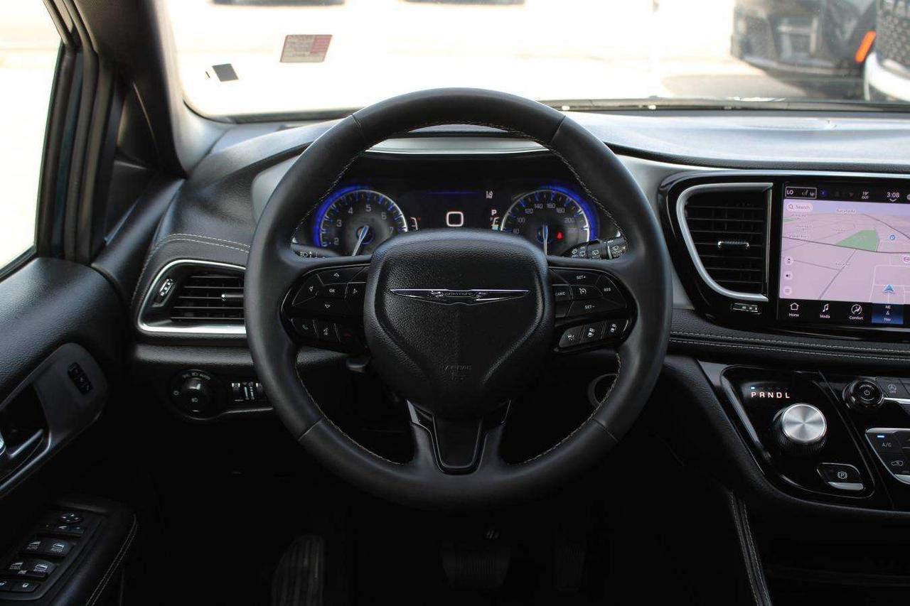 2025 Chrysler Pacifica Limited  Gps SiriusXM Moonroof ReverseCamera Parki Photo