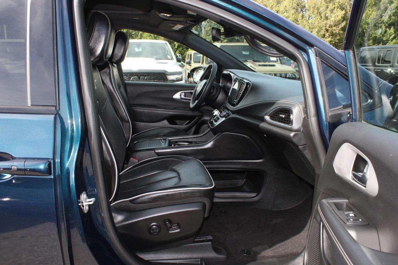 2025 Chrysler Pacifica Limited  Gps SiriusXM Moonroof ReverseCamera Parki Photo