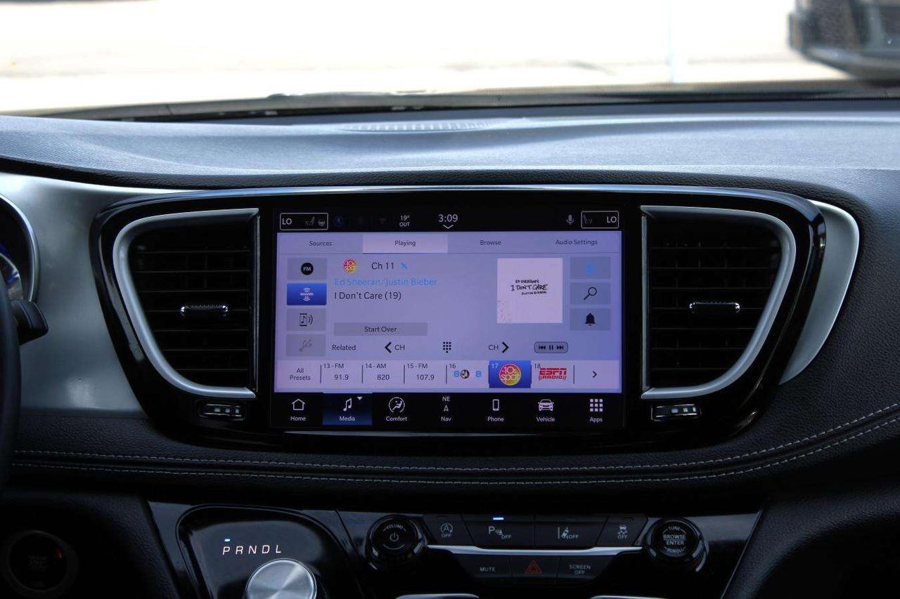 2025 Chrysler Pacifica Limited  Gps SiriusXM Moonroof ReverseCamera Parki Photo