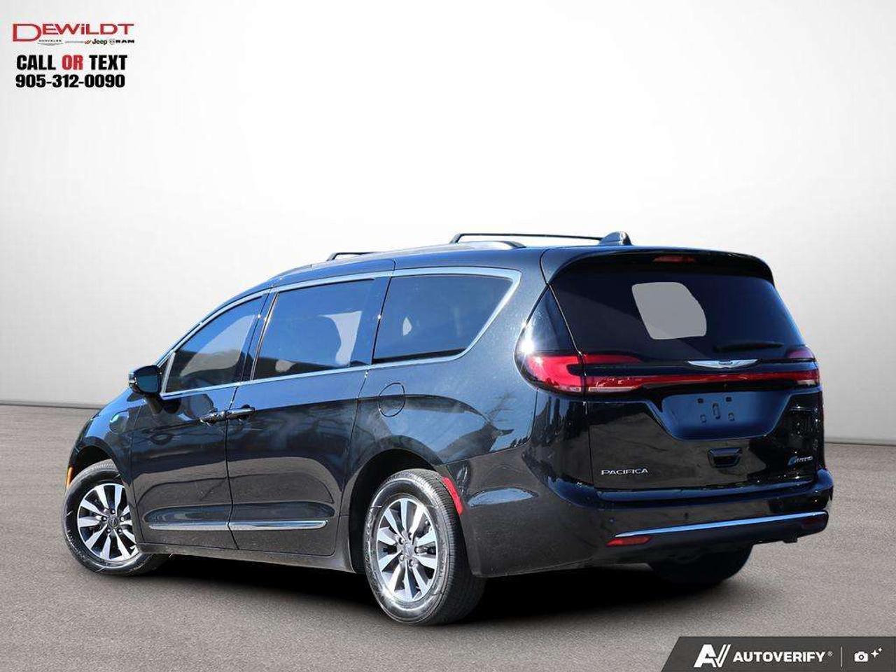 2023 Chrysler Pacifica LIMITED   UCONNECT THEATRE GROUP   1 OWNER Photo