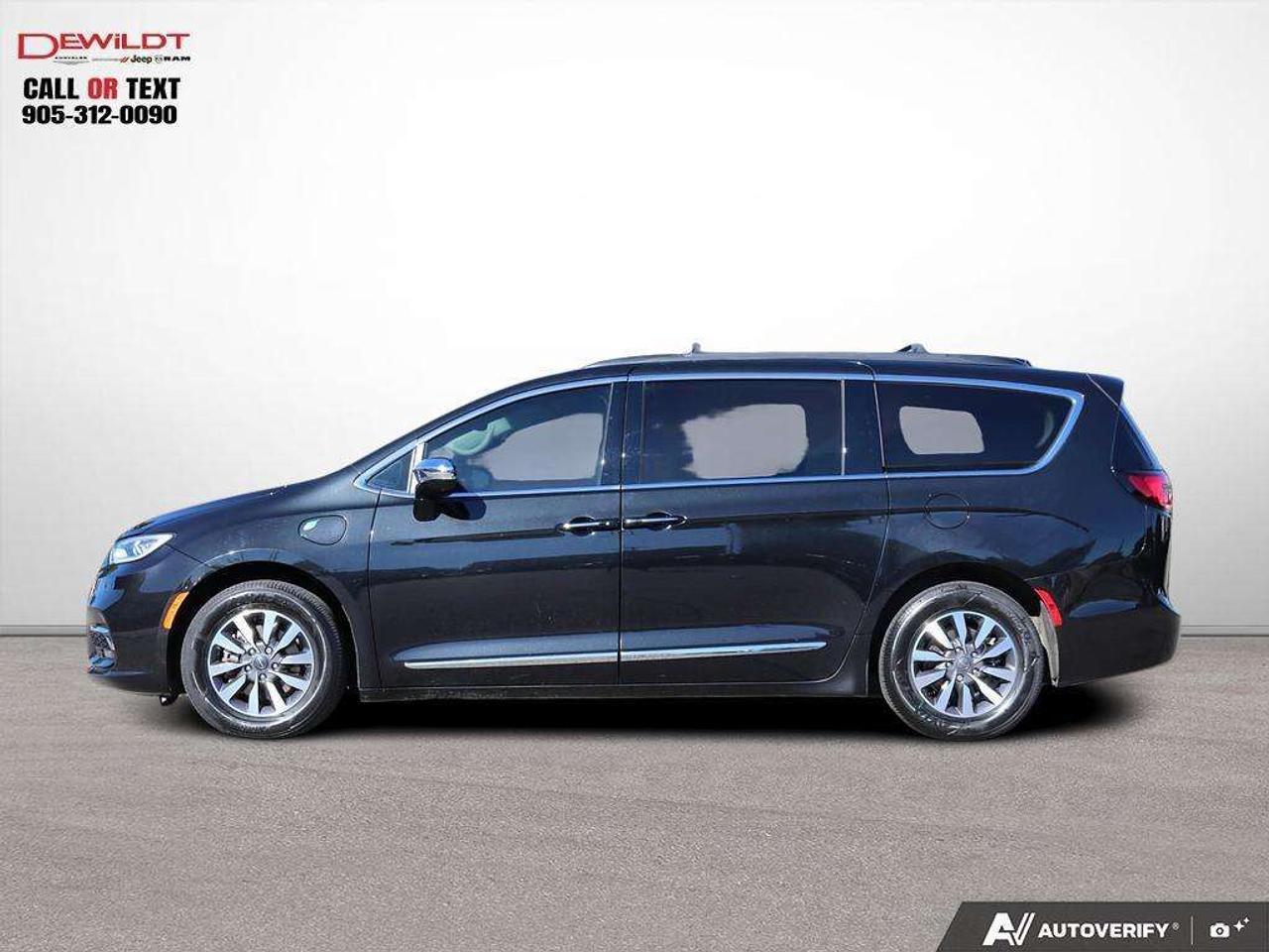 2023 Chrysler Pacifica LIMITED   UCONNECT THEATRE GROUP   1 OWNER Photo