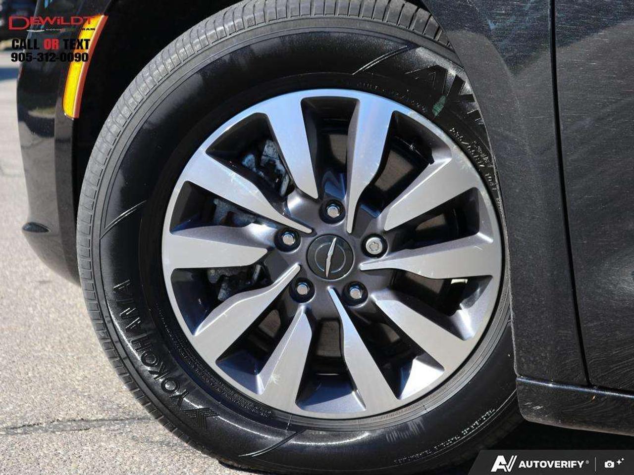 2023 Chrysler Pacifica LIMITED   UCONNECT THEATRE GROUP   1 OWNER Photo