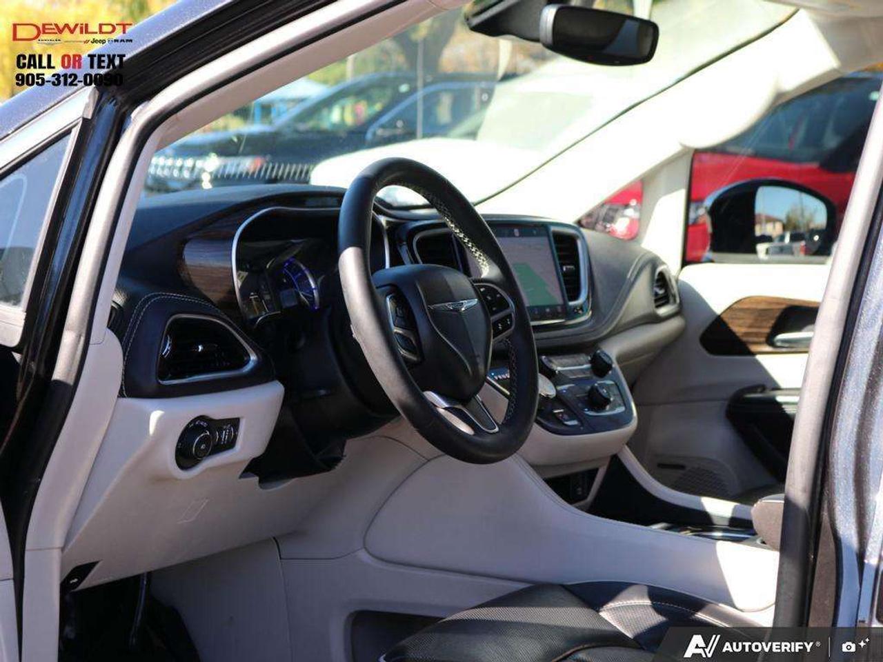 2023 Chrysler Pacifica LIMITED   UCONNECT THEATRE GROUP   1 OWNER Photo
