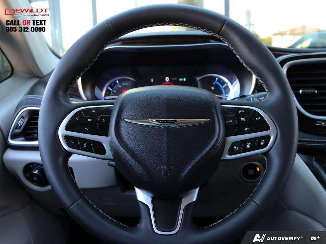 2023 Chrysler Pacifica LIMITED   UCONNECT THEATRE GROUP   1 OWNER Photo