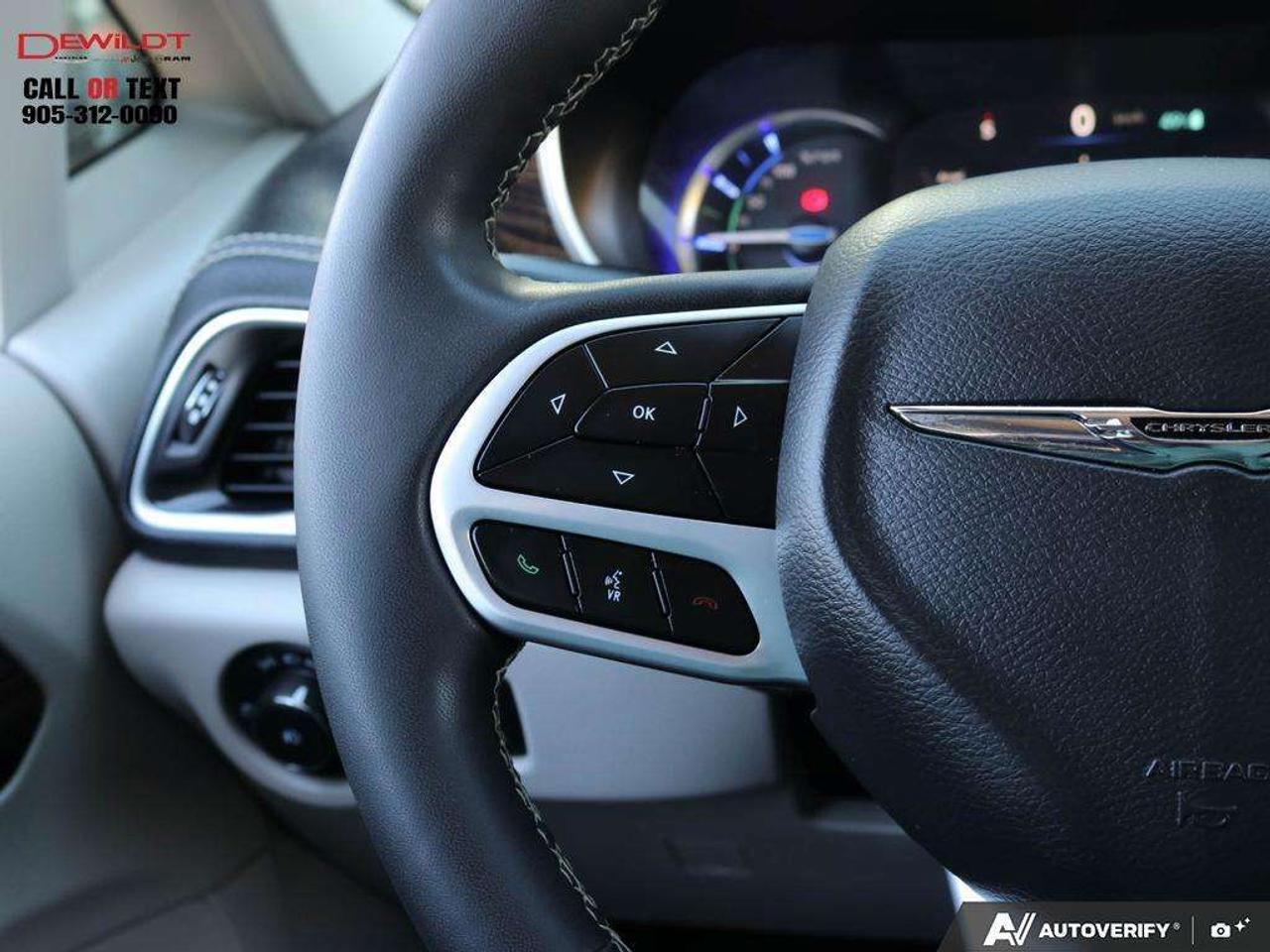 2023 Chrysler Pacifica LIMITED   UCONNECT THEATRE GROUP   1 OWNER Photo