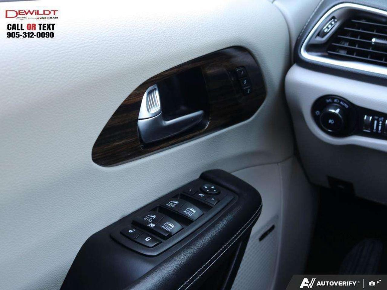 2023 Chrysler Pacifica LIMITED   UCONNECT THEATRE GROUP   1 OWNER Photo