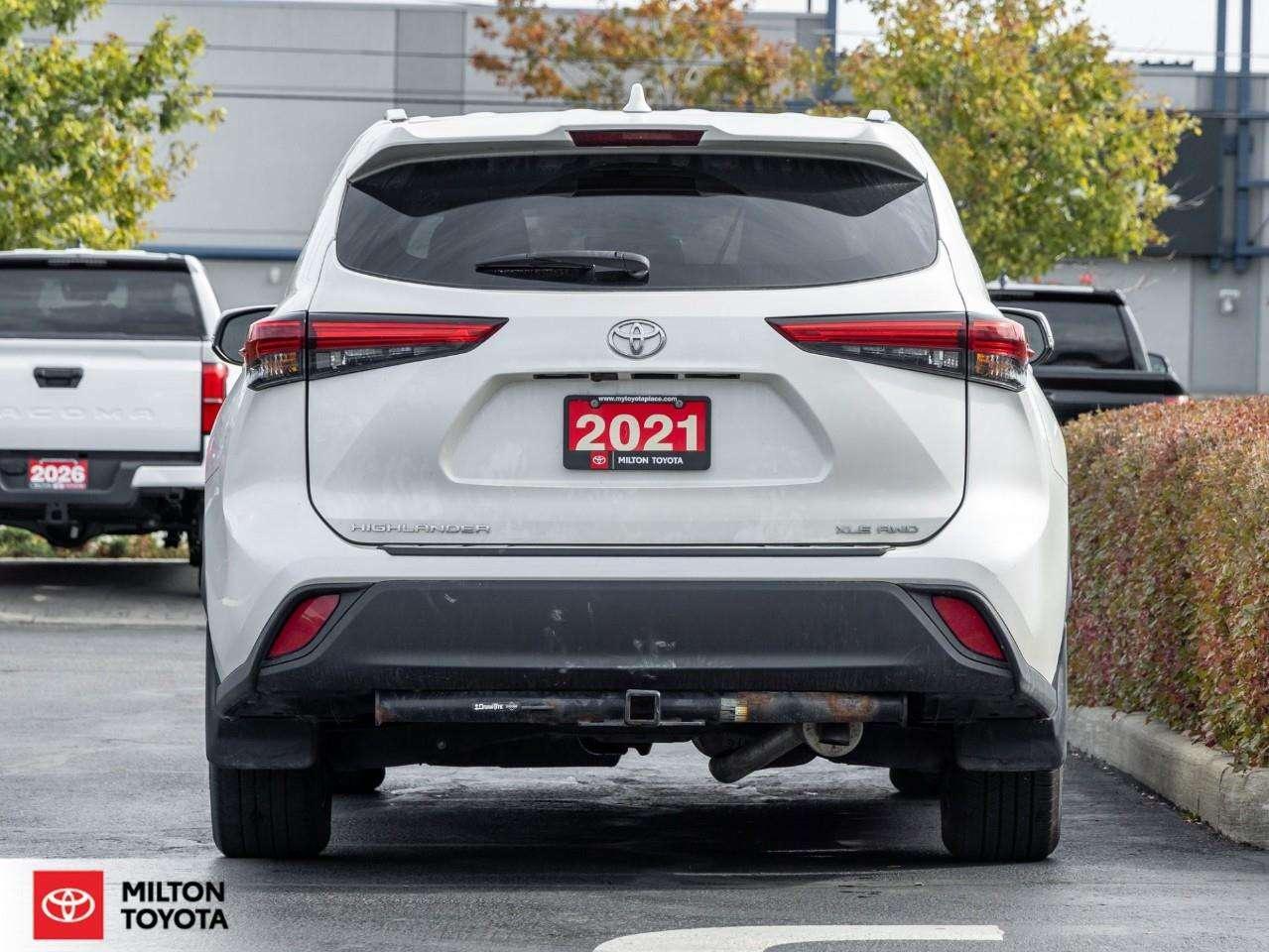 2021 Toyota Highlander LEATHER SUNROOF HEATED STEERING CARPLAY BLIND SPOT NEW TIRES ONE OWNER XLE Photo