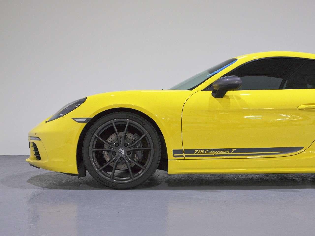 2020 Porsche 718 Cayman T Photo