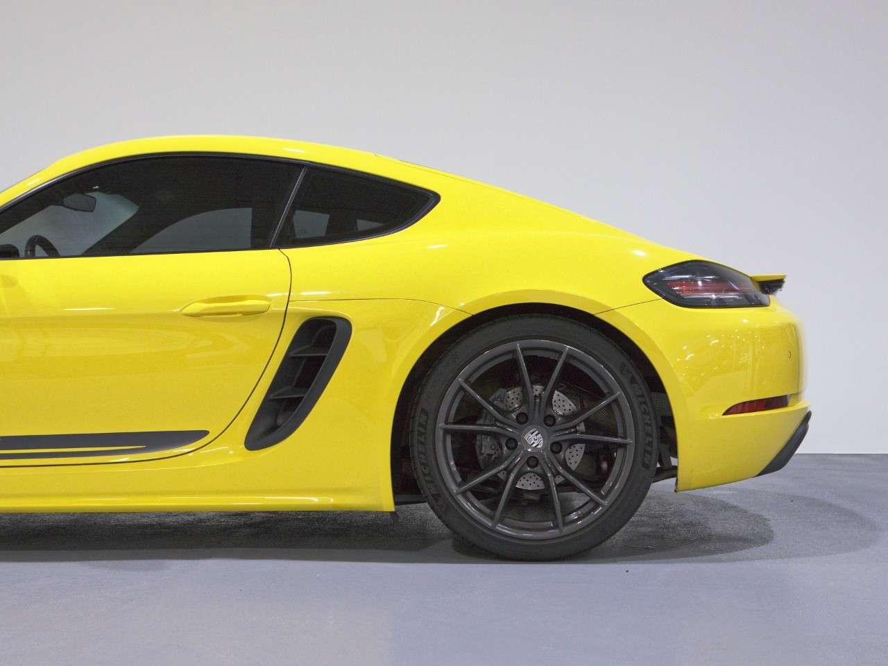 2020 Porsche 718 Cayman T Photo