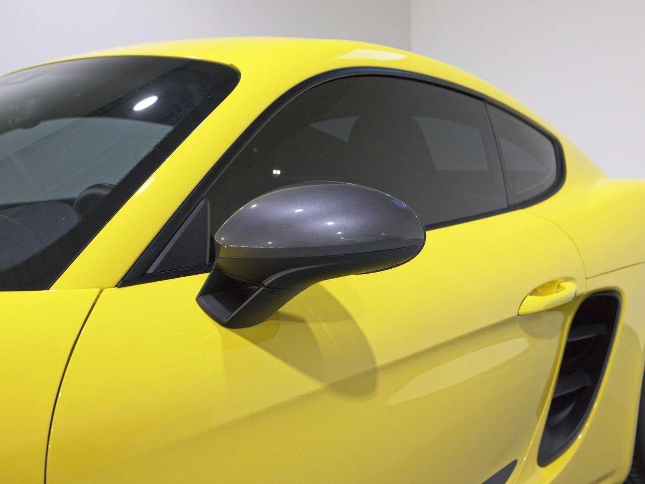 2020 Porsche 718 Cayman T Photo