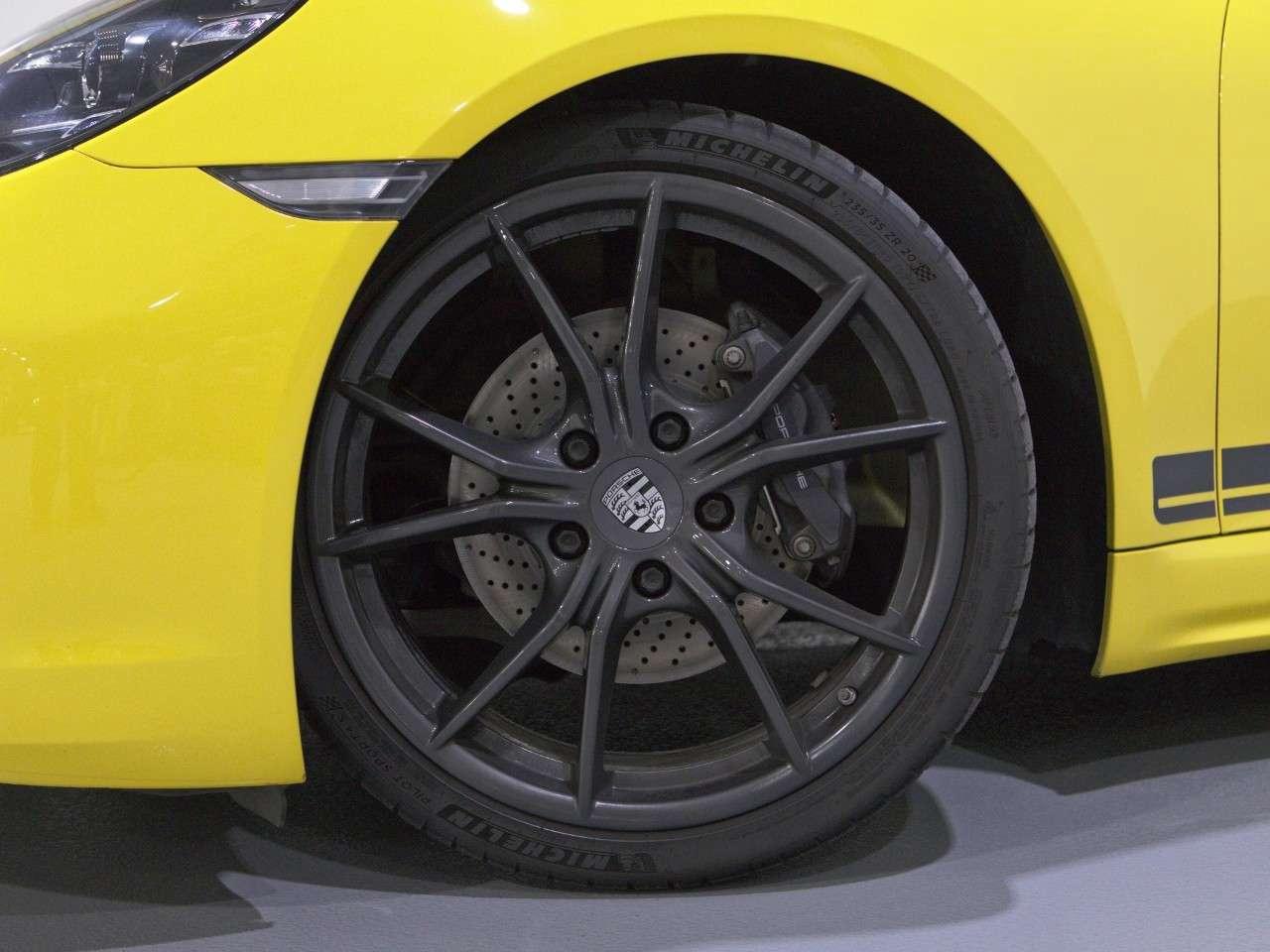 2020 Porsche 718 Cayman T Photo