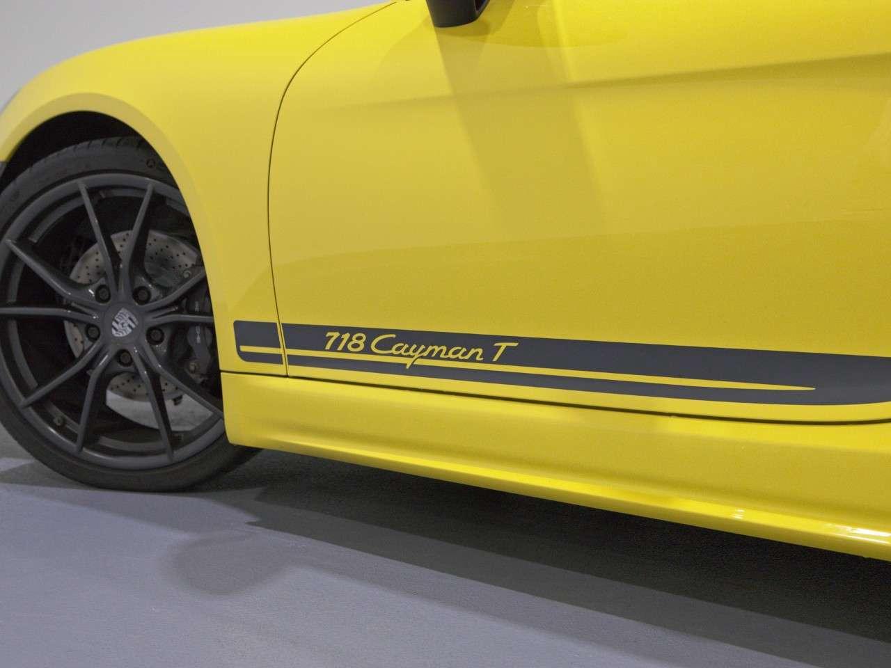 2020 Porsche 718 Cayman T Photo