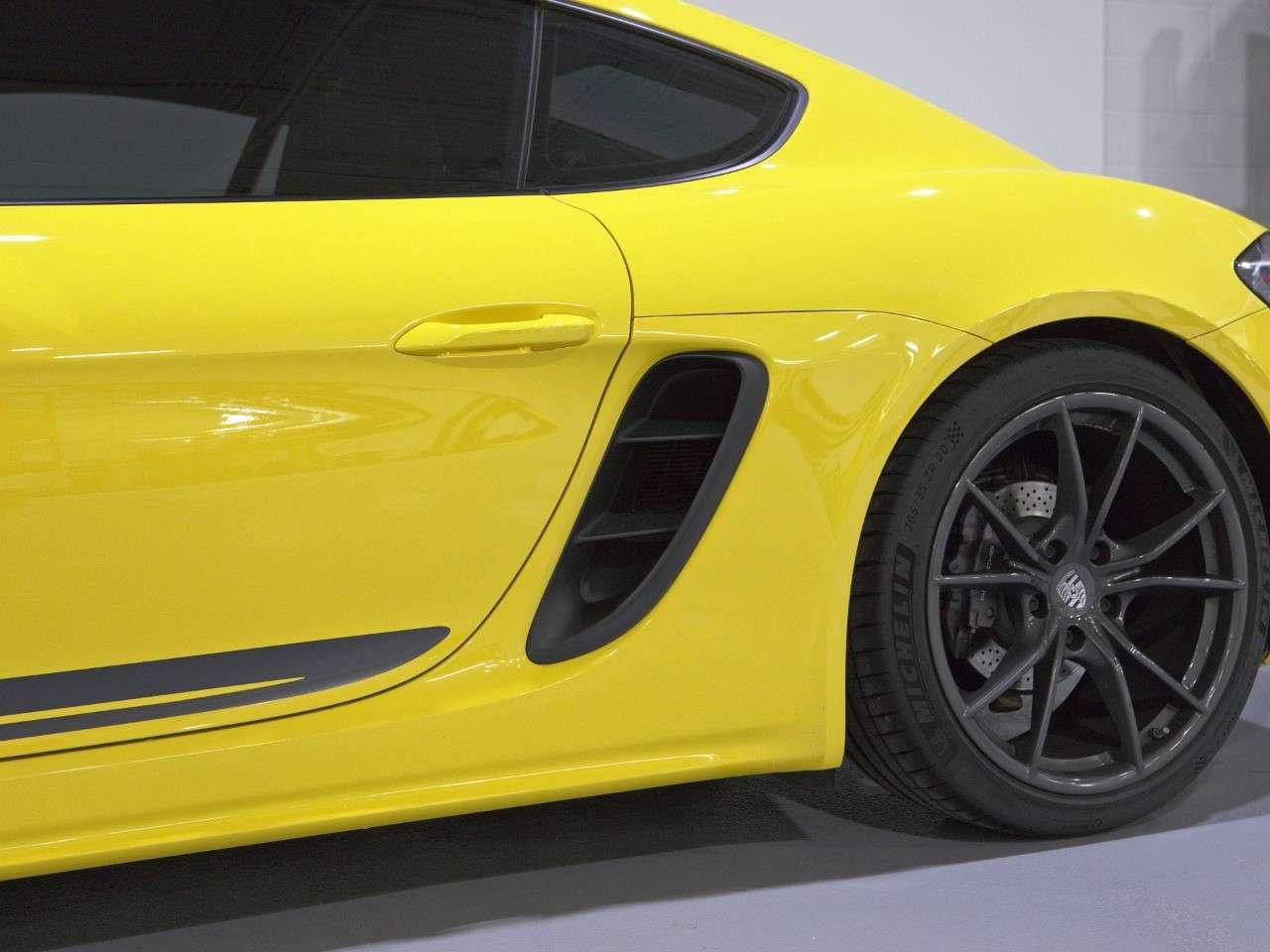 2020 Porsche 718 Cayman T Photo