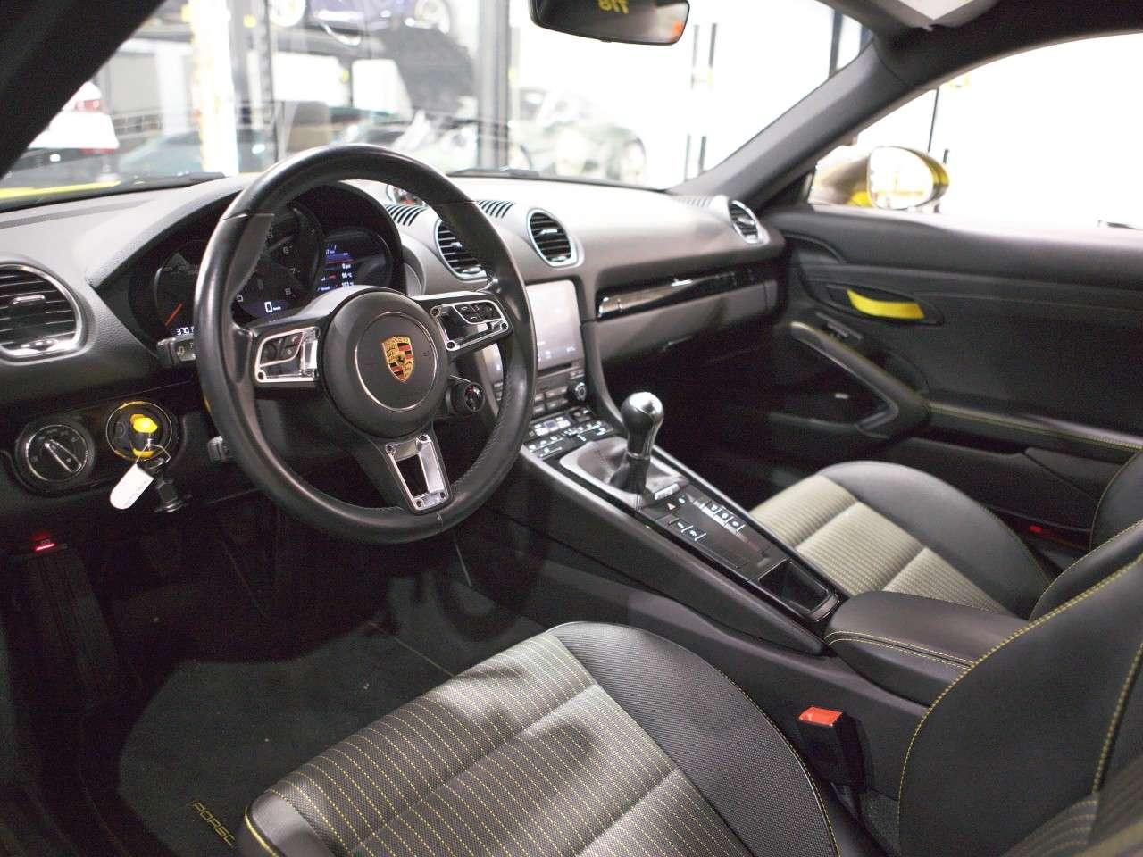 2020 Porsche 718 Cayman T Photo